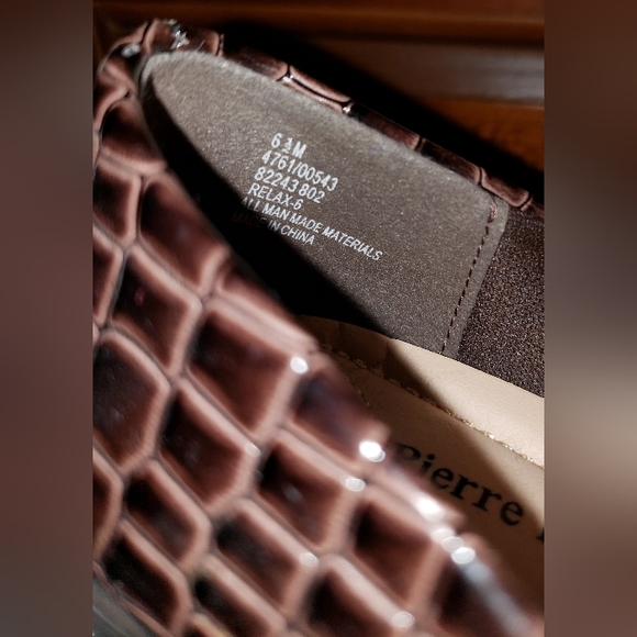 Pierre Dumas Brown Croc-Embossed Relaxed Wedge Pump 6.5 - Picture 3 of 4